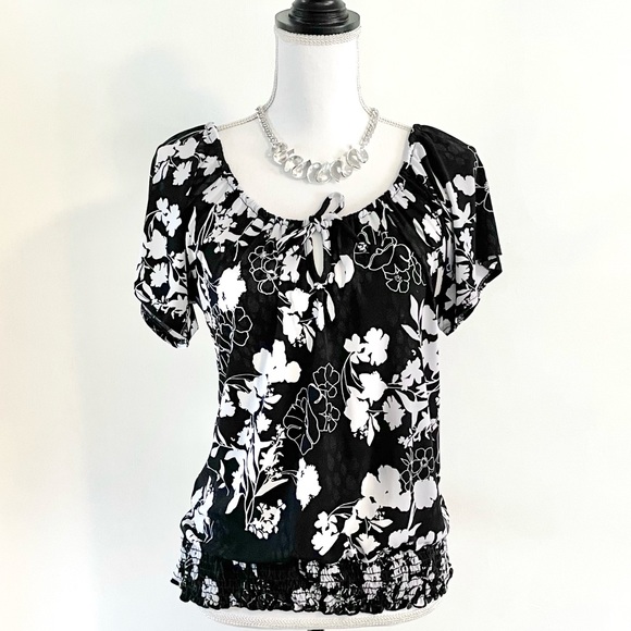 NEW Women’s Short Sleeve Floral Banded Hem Top - Picture 2 of 14